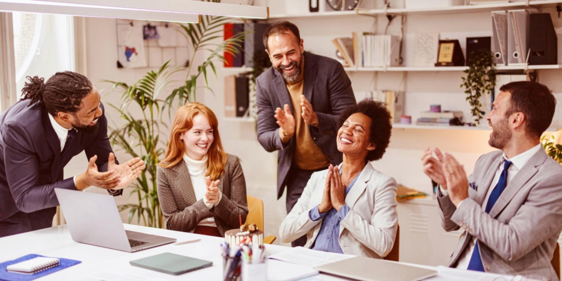 Team di formatori durante sessione di workshop
